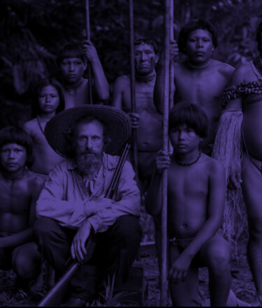 Schwarz-weißes Filmstill, dass einen weißen Mann kniend vor einer Gruppe mit Lendenschurz bekleideter Indigener zeigt.