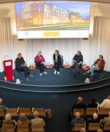 Rednerpanel mit 5 Personen, die diskutieren.