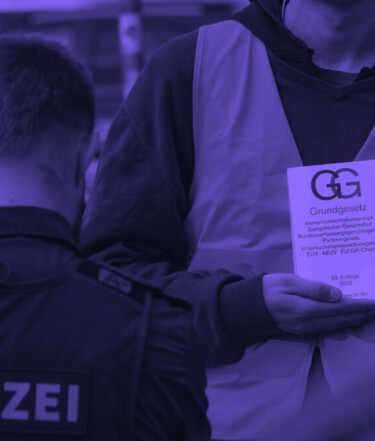 Polizist vor Demonstranten