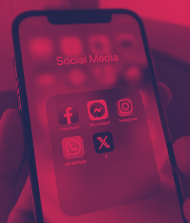 Ein Smartphone, auf dem verschiedene Social Media Apps zu sehen sind