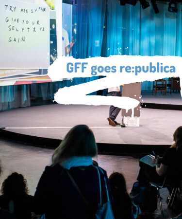 Auf dem Foto ist ein Vortrag zu sehen. Außerdem "GFF goes re:publica"