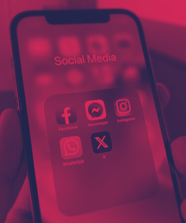 Ein Smartphone, auf dem verschiedene Social Media Apps zu sehen sind